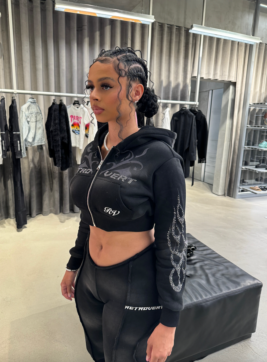 ミュージシャン Embossed Logo Cropped Zip Up / Black 4CC2241495021AF.jpg?sw=1440